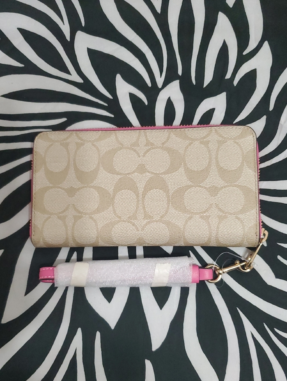 Coach Beige Signature Zip Wallet with Pink Trim and Wristlet - Picture 2 of 7